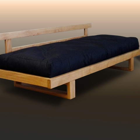 Kozi,canapé lit en chêne massif pour futon. Chêne massif robuste