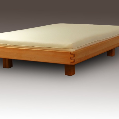 Lit Yomi en Aulne massif pour futon. Bois d'aulne naturel